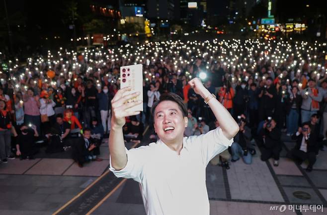 [서울=뉴시스] 조성봉 기자 = 이준석 개혁신당 대선후보가 12일 서울 중구 청계광장에서 열린 집중유세에서 휴대전화 불빛을 켠 지지자들과 함께 셀카를 찍고 있다. (공동취재) 2025.05.12.  /사진=최동준