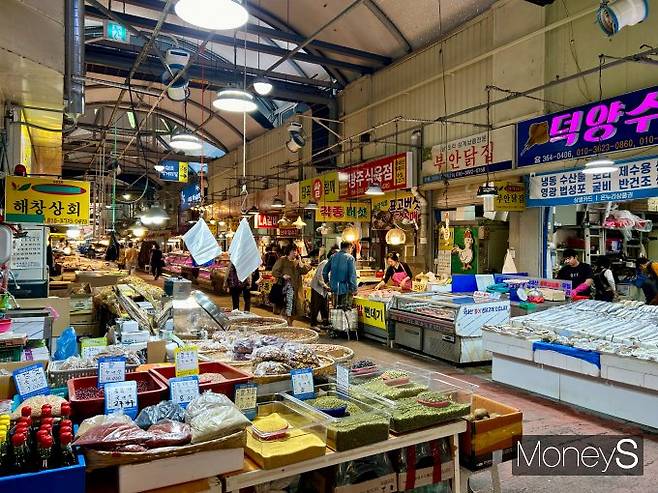 윤석열 전 대통령의 탄핵으로 치러지는 이번 대선에서 광주는 당연히 '민주당 후보'를 찍게 될 것이란 반응이 나왔다. 사진은 24일 오전 10시 광주 서구 양동시장의 모습. /사진=김성아 기자