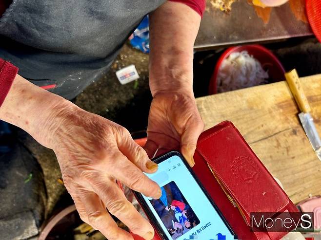 광주에서는  이재명 후보에 대한 지지 의사를 밝히는 이들도 적잖았다. 양동시장에서 홍어회를 팔던 양영옥(76세)씨는 이 후보와 찍은 사진을 자랑스럽게 꺼내 보여줬다. /사진=김성아 기자