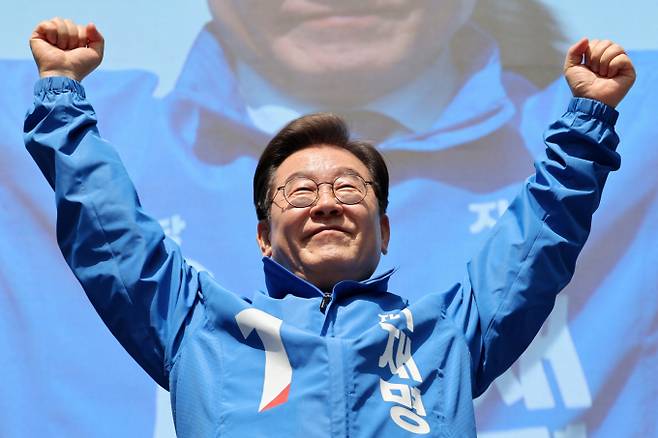 이재명 더불어민주당 대통령 후보가 제21대 대통령선거 공식 선거운동이 시작된 12일 오전 서울 종로구 광화문광장에서 열린 중앙선거대책위원회 출정식에서 두 손을 들어 시민들에게 인사하고 있다. / 사진=공동취재