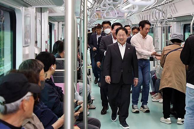 주광덕 남양주시장이 마석~상봉 셔틀열차 운행 첫날인 1일 상봉 방향 첫 차에 탑승해 현장을 점검하고 있다. /사진제공=남양주시