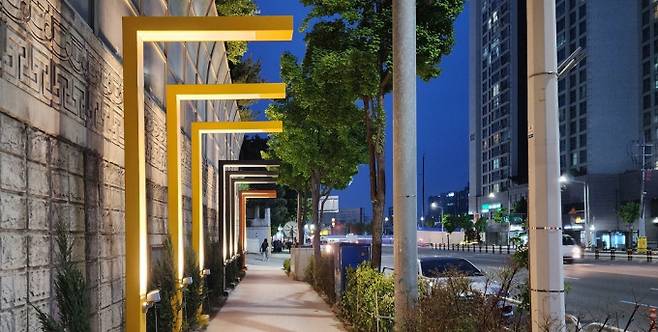 호계3동 경수대로 주변 보행도로에 설치한 조형물. /사진제공=안양시