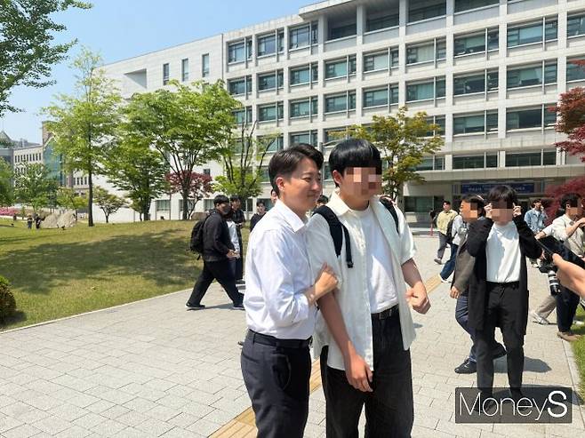 '이과출신 정치인' 답게 공과대학 건물 앞에서 만난 학생들의 이 후보에 대한 지지는 뜨거웠다. /사진=김서연 기자