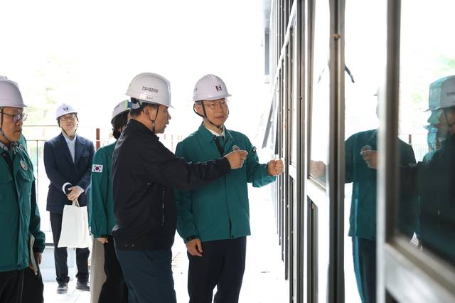 장인홍(오른쪽 첫 번째) 구로구청장이 관내 공사 현장을 둘러보며 시설을 점검하고 있다. 구로구청 제공