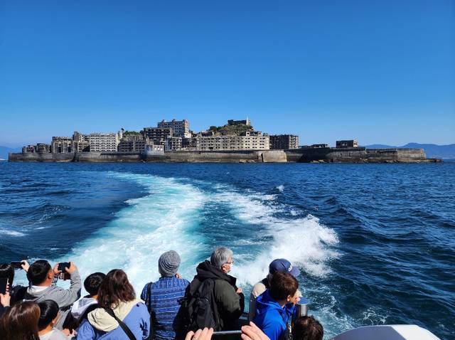 유람선에서 군함도를 바라보는 관광객들. 서경덕 교수 SNS 캡처