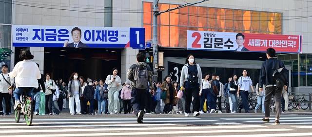 최종 승자는 누구 제21대 대통령 선거 공식 선거운동 첫날인 12일 오전 서울 영등포역 앞에 이재명 더불어민주당·김문수 국민의힘 후보 현수막이 걸려 있다.   문호남 기자