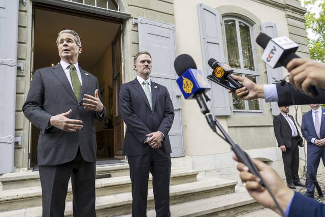 이틀간 협상 마친 美 재무장관 스콧 베선트(왼쪽) 미국 재무장관과 제이미슨 그리어 미국무역대표부(USTR) 대표가 11일 스위스 제네바 빌라 살라딘 앞에서 허리펑 중국 국무원 부총리 등과 이틀간 가진 미·중 관세 협상 결과를 취재진에게 설명하고 있다.   AP 연합뉴스