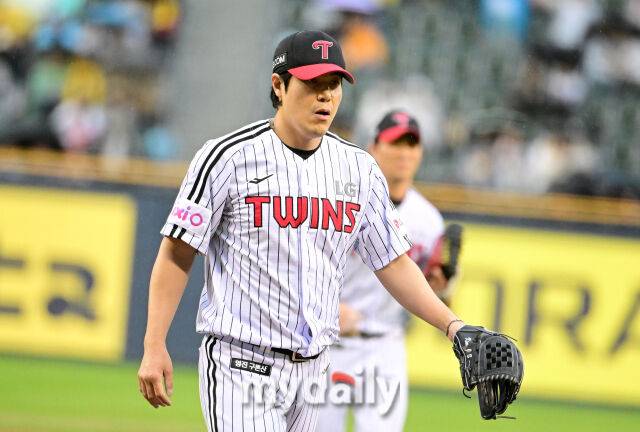 2025년 4월 12일 오후 서울 잠실구장에서 진행된 '2025 신한 SOL뱅크 KBO 리그' 두산 베어스와 LG 트윈스의 경기. LG 김진성이 7회초 1사 1.2루서 구원등판해 무실점 투구를 한 뒤 더그아웃으로 들어가고 있다./마이데일리