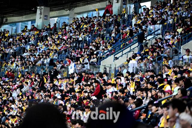 2025년 4월 24일 오후 서울 잠실구장에 진행된 '2025 신한 SOL뱅크 KBO 리그' NC 다이노스와 LG 트윈스의 경기. 싸늘한 날씨에도 많은 LG 팬들이 야구장을 찾아 응원하고 있다./마이데일리