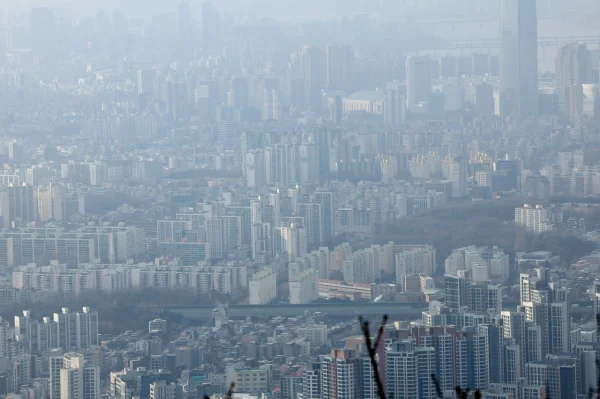 경기도 광주시 남한산성에서 바라본 서울의 아파트 단지의 모습. [연합]