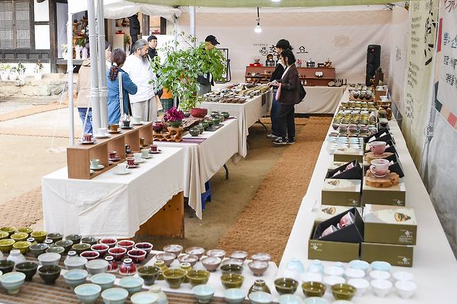 ‘2025 문경찻사발축제’에서 방문객들이 전시된 찻사발을 관람하고 있다.[문경시 제공]