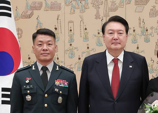 육군은 12일 부인의 수영장 아쿠아로빅 대리등록 주문을 비롯한 ‘갑질 의혹’을 받아온 박정택(중장) 육군 수도군단장에 대해 감찰조사 결과 부적절한 사안을 확인했다며 직무정지를 위한 분리파견을 조치했다. 박 중장이 지난 2023년 11월 윤석열 전 대통령으로부터 삼정검 수치를 수여받은 뒤  가진 기념촬영. [뉴시스]