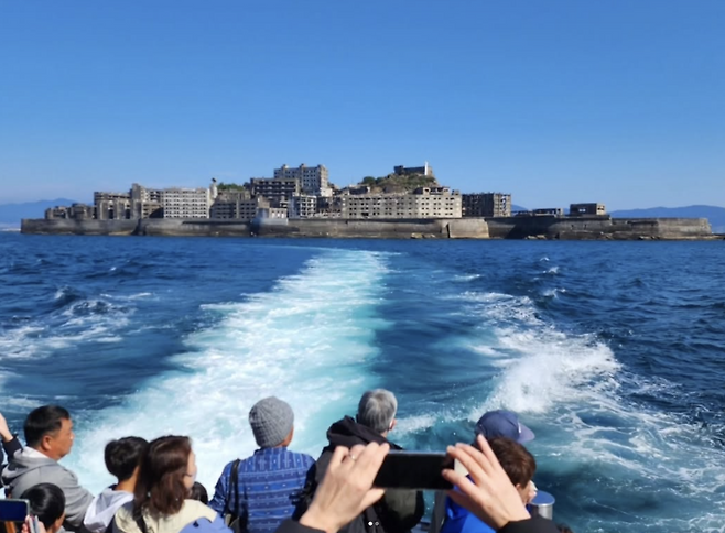 유람선에서 군함도를 바라보는 관광객들 [서경덕 교수 SNS 캡처]