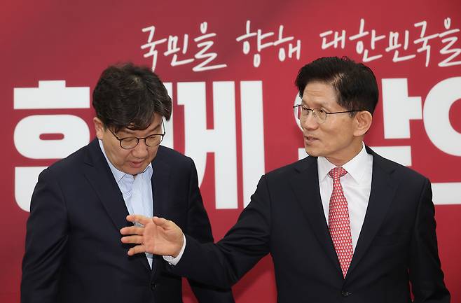국민의힘 김문수 대선 후보가 11일 서울 여의도 국회에서 열린 중앙선거대책위원회 회의에서 기념촬영을 제안하고 있다. [연합]