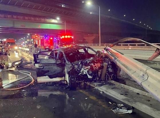 지난 11일 오전 4시9분쯤 충남 아산시 탕정면 매곡리 왕복 6차선 도로에서 발생한 교통사고 현장. [아산소방서 제공]