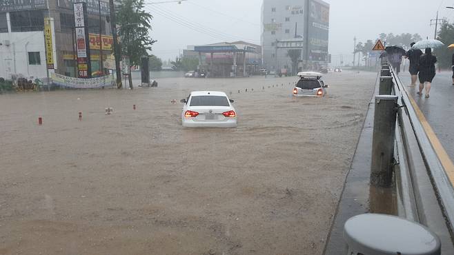 많은 비로 도심 곳곳이 물에 잠긴 모습. [연합]