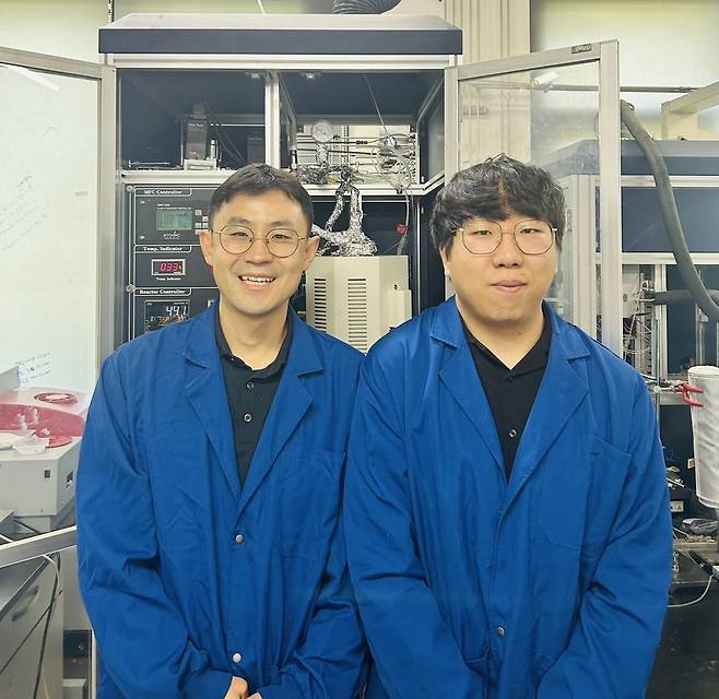 최민기(왼쪽) KAIST 생명화학공학과 교수와 이수성 박사과정 [KAIST 제공]