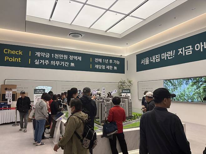 9일 방문한 ‘고척 푸르지오 힐스테이트’ 견본주택 단지 모형도를 둘러보는 방문객들의 모습   정주원 기자