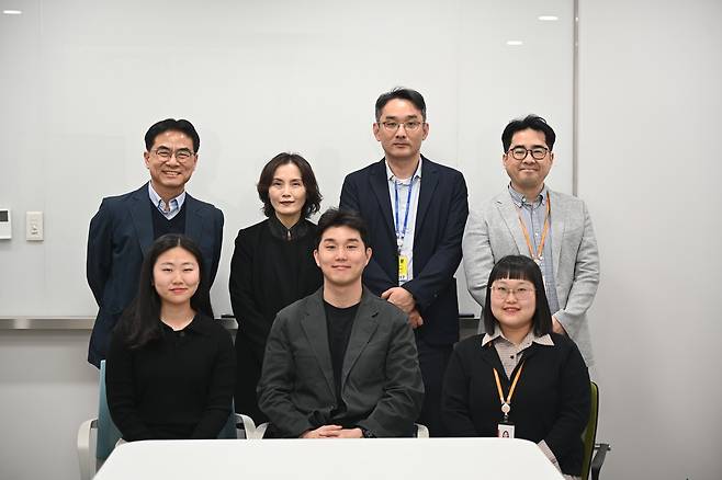 이번 연구를 수행한 공동연구진. 남영도(윗줄 오른쪽부터 시계방향) 한국식품연구원 정밀식이연구단장, 김광순 포항공대 생명과학과 교수, 이상남 ㈜엔테로바이옴 이상남 연구소장, 서재구 대표, 윤혜진 포항공대 생명과학과 박사과정, 홍문기  ㈜엔테로바이옴 홍문기 선임연구원, 송은지 한국식품연구원 선임연구원.[한국식품연구원 제공]