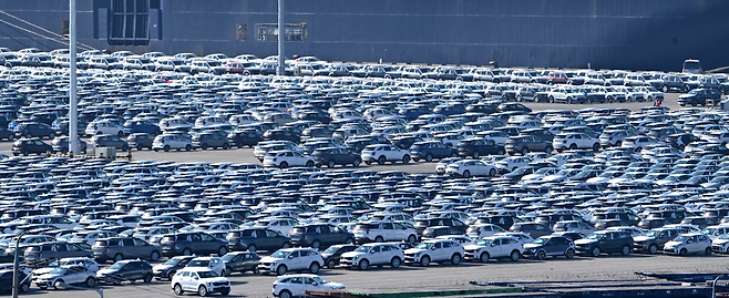 경기도 평택항 내 자동차 전용부두에 선적을 기다리는 수출용 차량이 세워져 있다.［헤럴드경제DB］