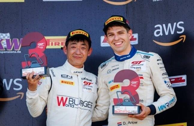 개그맨 한민관(왼쪽)이 단 애로우와 호흡을 맞춘 2025 GTWCA 4라운드 실버암 컵에서 3위를 차지했다. [볼가스 모터스포츠 제공]