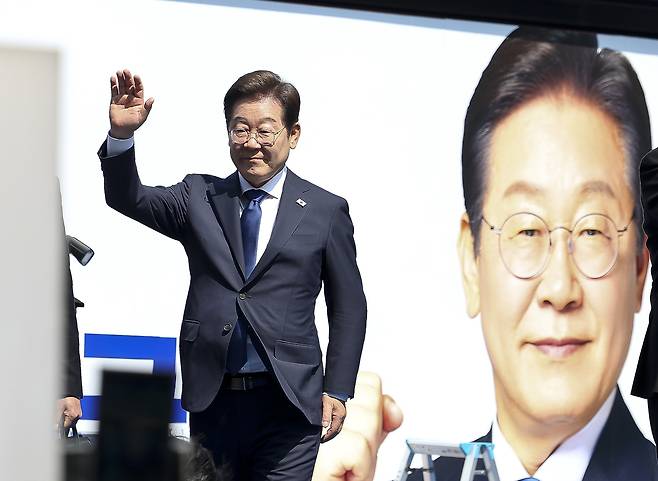더불어민주당 이재명 대선 후보가 12일 오전 서울 중구 청계광장에서 열린 중앙선거대책위원회 출범식 및 첫 유세에서 지지자들을 향해 손을 흔들고 있다. 이상섭 기자