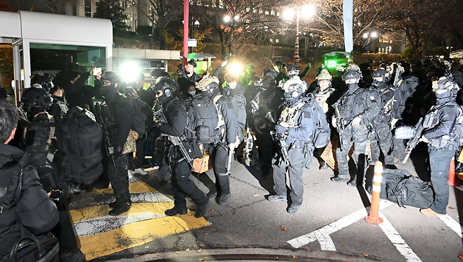 지난해 12월 4일 4일 새벽 서울 여의도 국회의사당에서 계엄군들이 비상계엄 해제 요구 결의안이 가결되자 철수하고 있다. 이상섭 기자