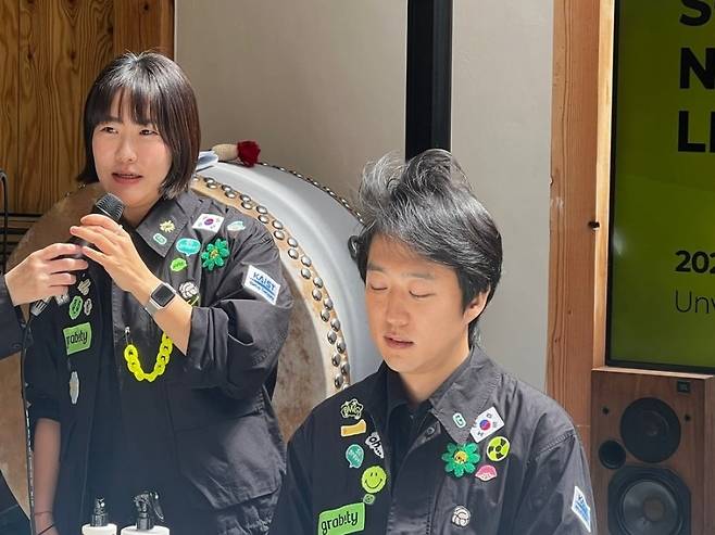 폴리페놀팩토리 관계자가 헤어리프팅샷 사용법을 소개하는 모습. 리프팅샷을 뿌린 머리가 꼿꼿이 서있다. [박혜림 기자/rim@]