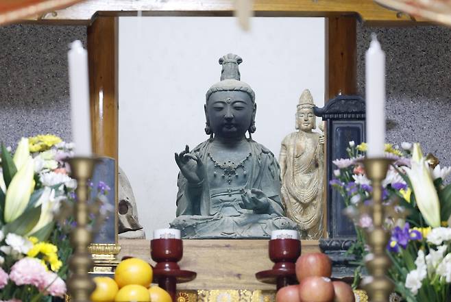충남 서산 부석사를 떠났던 고려시대 금동관세음보살좌상이 12일 일본 쓰시마섬 사찰 간논지로 돌아와 공개돼 있다. 이 불상은 향후 쓰시마 박물관에 보관될 예정이다. [연합]