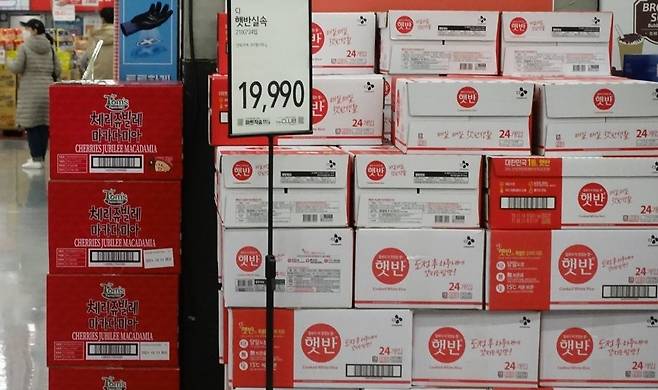 마트에 즉석밥이 진열돼 있다.[연합]