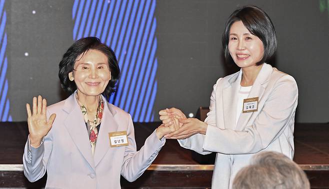 김문수 국민의힘 대선 후보 부인 설난영 씨(왼쪽)와 이재명 더불어민주당 대선 후보 부인 김혜경 씨가 12일 오후 서울 중구 신라호텔에서 열린 조계종 중앙신도회 창립 70주년 기념식에서 손을 맞잡고 있다. 임세준 기자