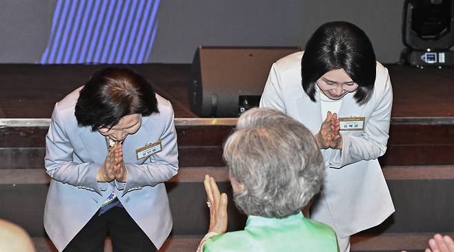 김문수 국민의힘 대선 후보 부인 설난영 씨(왼쪽)와 이재명 더불어민주당 대선 후보 부인 김혜경 씨가 12일 오후 서울 중구 신라호텔에서 열린 조계종 중앙신도회 창립 70주년 기념식에서 합장하며 인사하고 있다. 임세준 기자