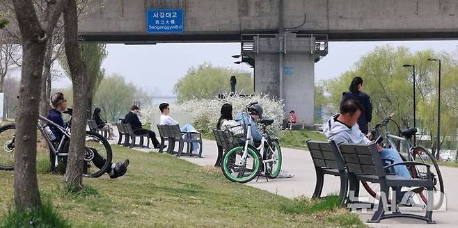 [서울=뉴시스] 고범준 기자 = 낮 기온이 25도를 웃돌아 곳곳에 초여름 날씨가 나타난 18일 서울 영등포구 여의도한강공원에서 시민들이 여유로운 시간을 보내고 있다. 2025.04.18. bjko@newis.com