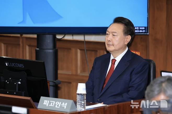 [서울=뉴시스] 사진공동취재단 = 윤석열 전 대통령이 내란 혐의 재판을 받기 위해 법원에 출입하는 모습이 오늘 처음으로 공개된다. 사진은 윤 전 대통령이 지난달 21일 재판 시작을 기다리는 모습. 2025.04.21. photo@newsis.com