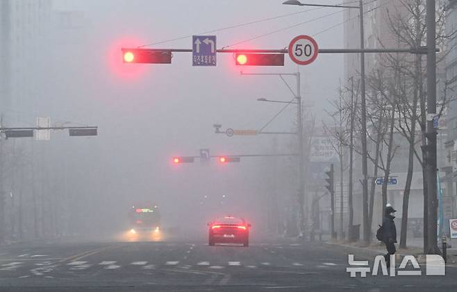 [광주=뉴시스] 이영주 기자 = 23일 오전 광주 서구 도심에 안개가 짙게 드리워 있다. 2025.01.23. leeyj2578@newsis.com