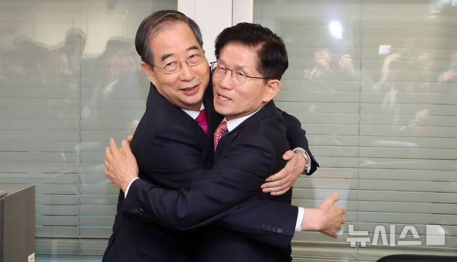 [서울=뉴시스] 권창회 기자 = 김문수 국민의힘 대선 후보가 11일 오전 서울 여의도 국민의힘 당사 내 대통령 후보실에서 한덕수 전 국무총리와 회동하며 포옹하고 있다. (공동취재) 2025.05.11. photo@newsis.com