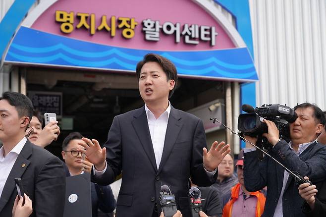 [서울=뉴시스] 고승민 기자 = 이준석 개혁신당 대선 후보가 11일 부산 명지시장을 찾아 취재진 앞에서 발언을 하고 있다. (사진=이준석 캠프 제공) 2025.05.11. photo@newsis.com *재판매 및 DB 금지