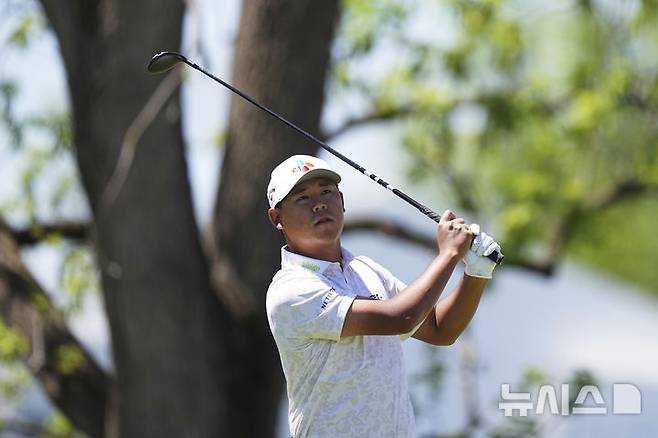 [플라워타운=AP/뉴시스] 김시우가 10일(현지 시간) 미 펜실베이니아주 플라워타운의 필라델피아 크리켓 클럽에서 열린 미국프로골프(PGA) 투어 트루이스트 챔피언십 셋째 날 1번 홀에서 티샷 후 타구를 바라보고 있다. 2025.05.09.