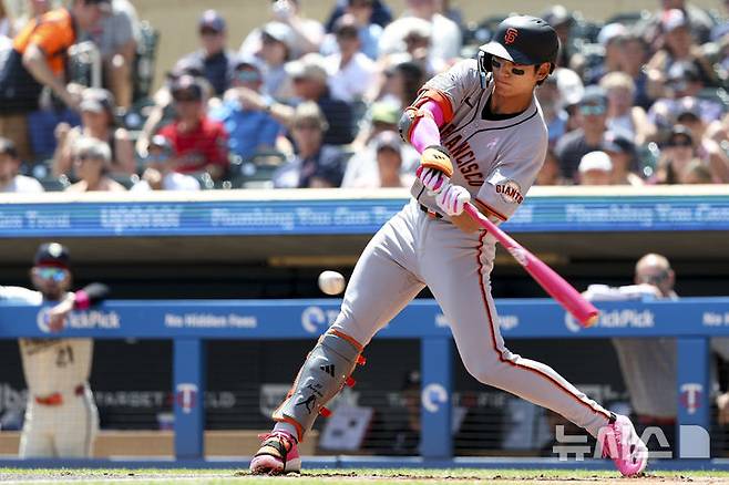 [미니애폴리스=AP/뉴시스] 샌프란시스코 자이언츠의 이정후가 11일(현지 시간) 미 미네소타주 미니애폴리스의 타깃 필드에서 열린 2025 메이저리그 미네소타 트윈스와의 경기 1회 초 좌전 안타를 치고 있다. 이정후는 4타수 1안타 1타점 1득점을 기록했고 샌프란시스코는 연장 끝에 6-7로 패했다. 2025.05.08.