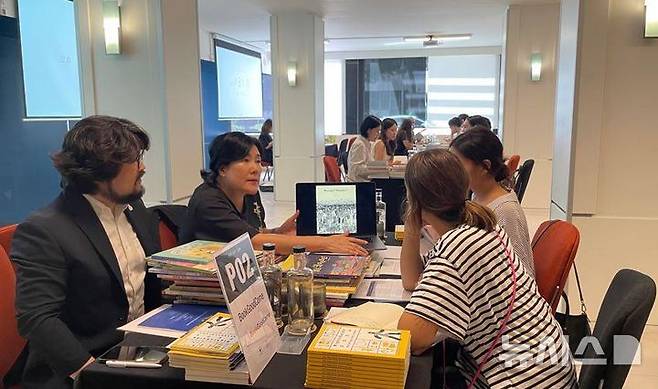 [서울=뉴시스]2024 스페인에서 열린 '찾아가는 도서전' (사진=문체부 제공)