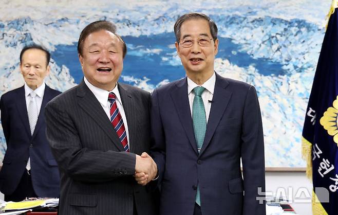 [서울=뉴시스] 추상철 기자 = 대선 출마를 선언한 한덕수 전 국무총리가 3일 오후 서울 영등포구 여의도 국회 헌정기념관에서 정대철 헌정회장을 예방해 기념촬영을 하고 있다. 2025.05.03. scchoo@newsis.com