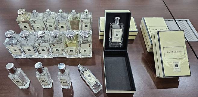 [서울=뉴시스] 사진은 A씨가 중국산 저가 화장품을 국내에 유명 화장품으로 둔갑해 유통 시킨 화장품. 2025.05.12. (사진=인천공항본부세관 제공) photo@newsis.com *재판매 및 DB 금지