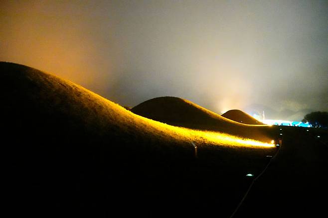 [창녕=뉴시스] 창녕 고분군 일원 달빛과 조명이 어우러진 밤으로 물들여 감성적인 분위기를 연출하고 있다. (사진= 창녕군 제공) 2025.05.12. photo@newsis.com *재판매 및 DB 금지