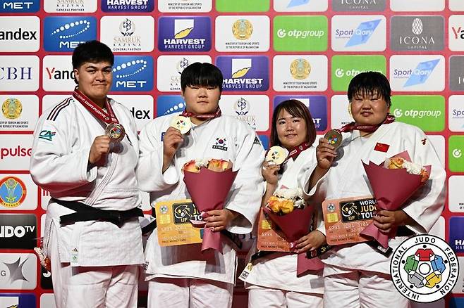 [서울=뉴시스] 카자흐스탄 바리시 그랜드슬램 2025 여자 78㎏ 이상급에서 우승한 이현지(왼쪽에서 두 번째). (사진=대한유도회 제공) *재판매 및 DB 금지