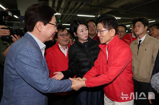 [서울=뉴시스] 권창회 기자 = 제21대 대통령선거 공식 선거운동 첫날인 12일 오전 김문수 국민의힘 대선 후보가 서울 송파구 가락시장을 방문해 관계자들과 인사하고 있다. 2025.05.12. kch0523@newsis.com