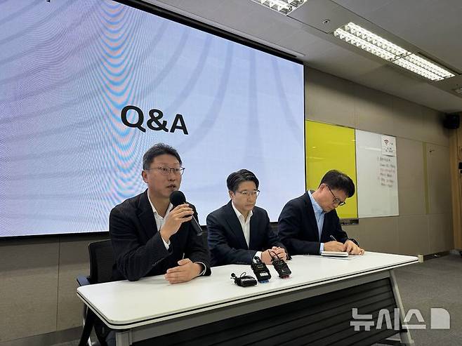 [서울=뉴시스] SK텔레콤이 12일 서울시 중구에 위치한 삼화빌딩에서 해킹 사고 이후 수습 상황에 대해 설명하는 브리핑을 열었다. (왼쪽부터)김희섭 PR센터장, 임봉호 MNO사업부장, 류정환 네트워크인프라센터장. (사진=심지혜 기자)