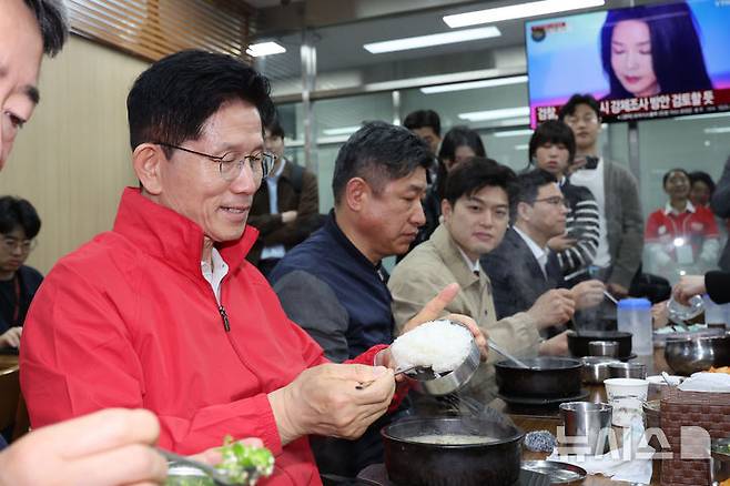 [서울=뉴시스] 권창회 기자 = 제21대 대통령선거 공식 선거운동 첫날인 12일 오전 김문수 국민의힘 대선 후보가 서울 송파구 가락시장을 방문해 순대국밥을 먹고 있다. 2025.05.12. kch0523@newsis.com
