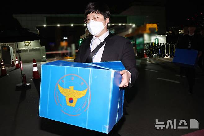 [서울=뉴시스] 조수정 기자 = 경찰 비상계엄 특별수사단이 16일 서울 용산 대통령실 청사에서 압수수색을 시도를 마친 뒤 철수하며 포렌식 장비와 압수물품 박스를 차량으로 옮기고 있다. 2025.04.16. chocrystal@newsis.com