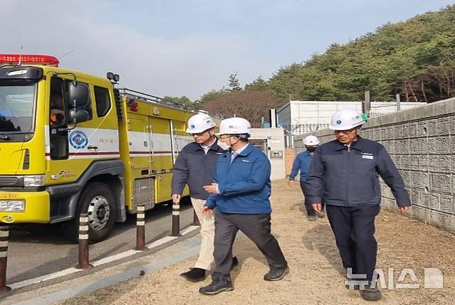 [세종=뉴시스]진수남 사장직무대행(가운데)이 가스시설에 대한 안전 조치사항을 점검하고 있다.(사진=가스기술공사 제공)