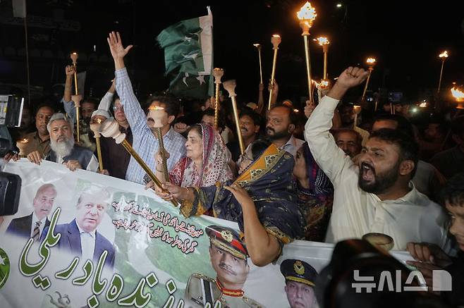 [카라치=AP/뉴시스]지난 10일(현지시간) 파키스탄 카라치에서 사람들이 인도와의 휴전 협정을 축하하고 있다. 2025.05.12.